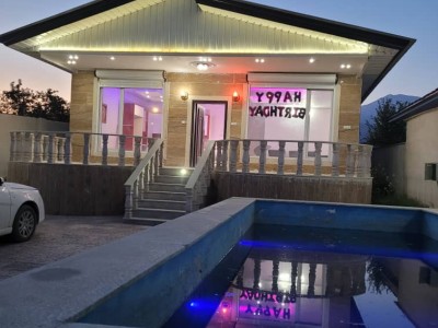 عمارت دارای استخرابگرم چهارفصل با نمای رنگی در شب عمارت دارای استخرابگرم چهارفصل با نمای رنگی در شب