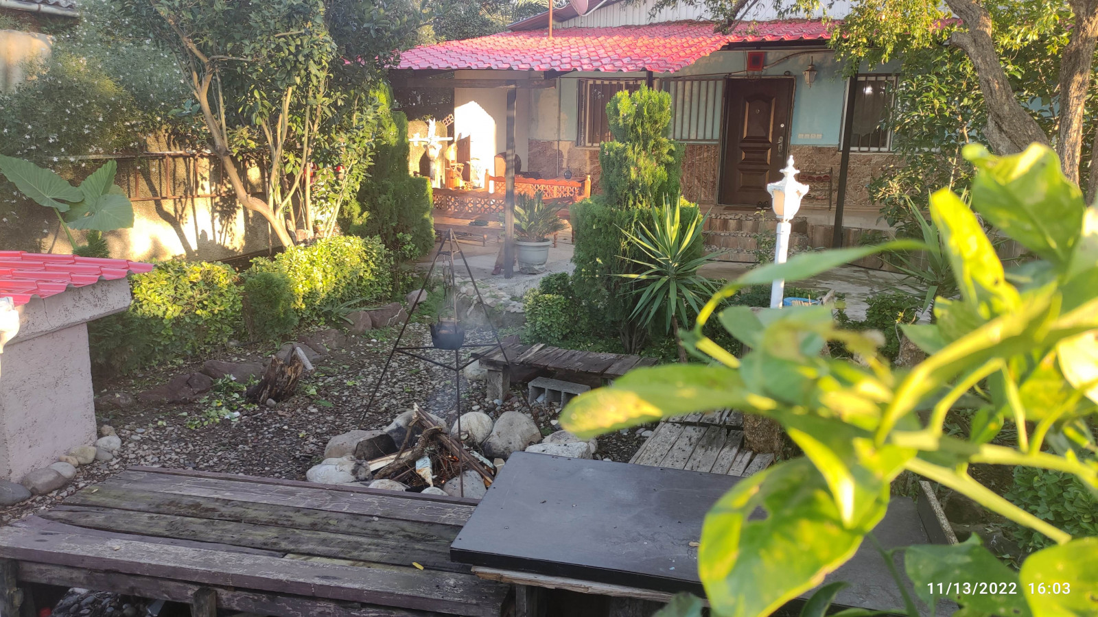 باربیکیو و آتش دان داخل باغچه باربیکیو و آتش دان داخل باغچه