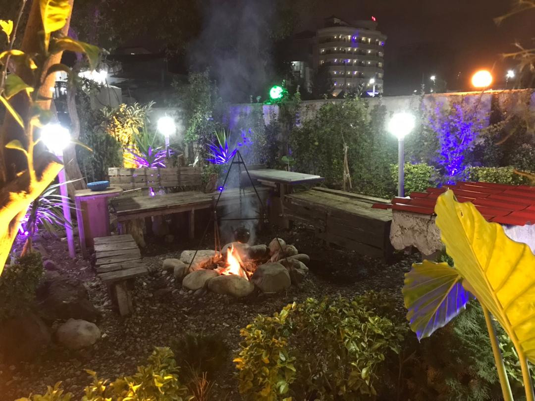 نمای باغچهو آتشدان درشب نمای باغچهو آتشدان درشب