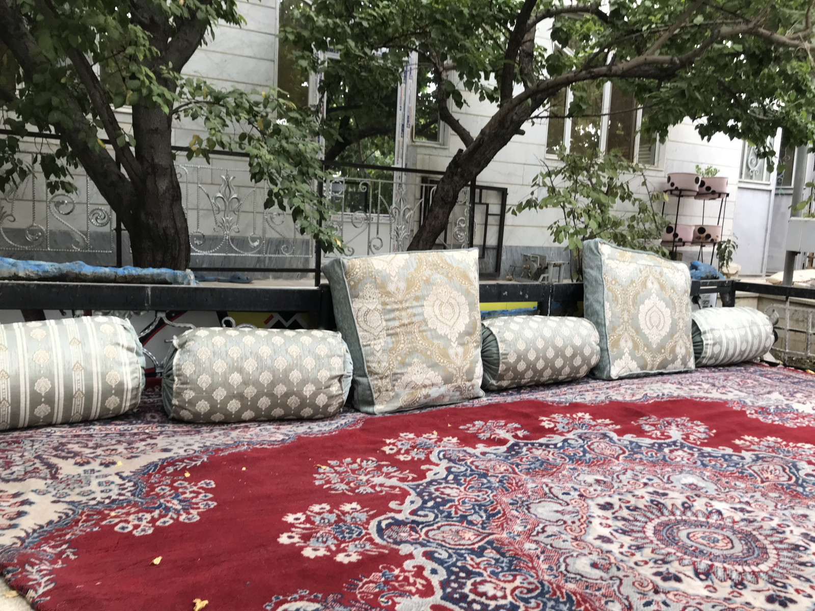 نمایی از آلاچیق و تخت نشیمن داخل حیاط نمایی از آلاچیق و تخت نشیمن داخل حیاط