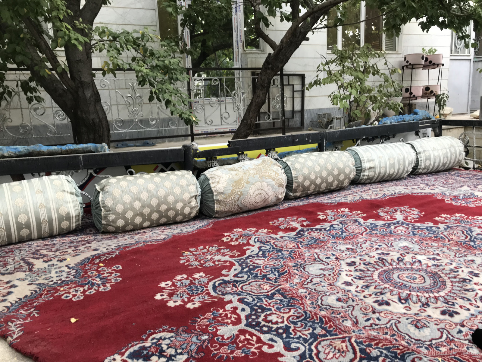 نمایی دیگر از تخت نشیمن داخل حیاط نمایی دیگر از تخت نشیمن داخل حیاط