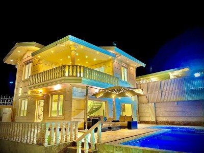 عمارت سفید استخردار آبگرم و امکانات تفریحی
