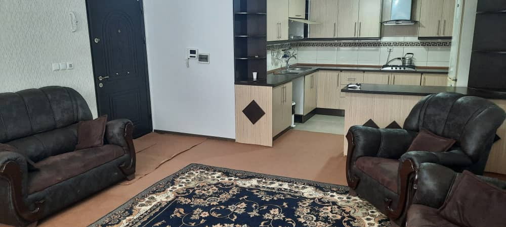 اتاق پذیرایی و آشپزخانه