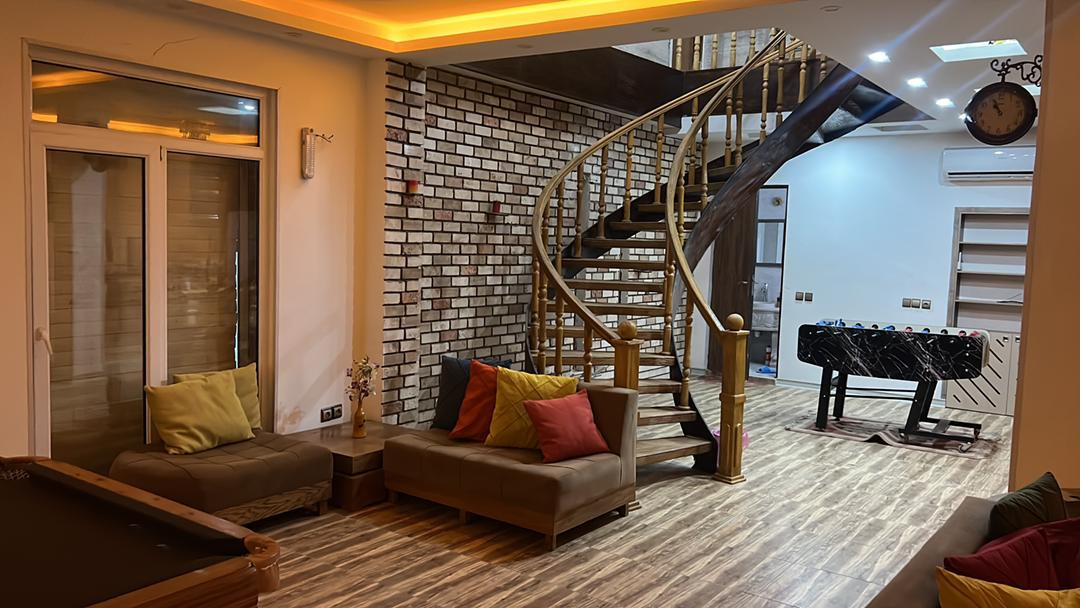 اتاق پذیرایی و راهرو منتهی به طیقه بالا