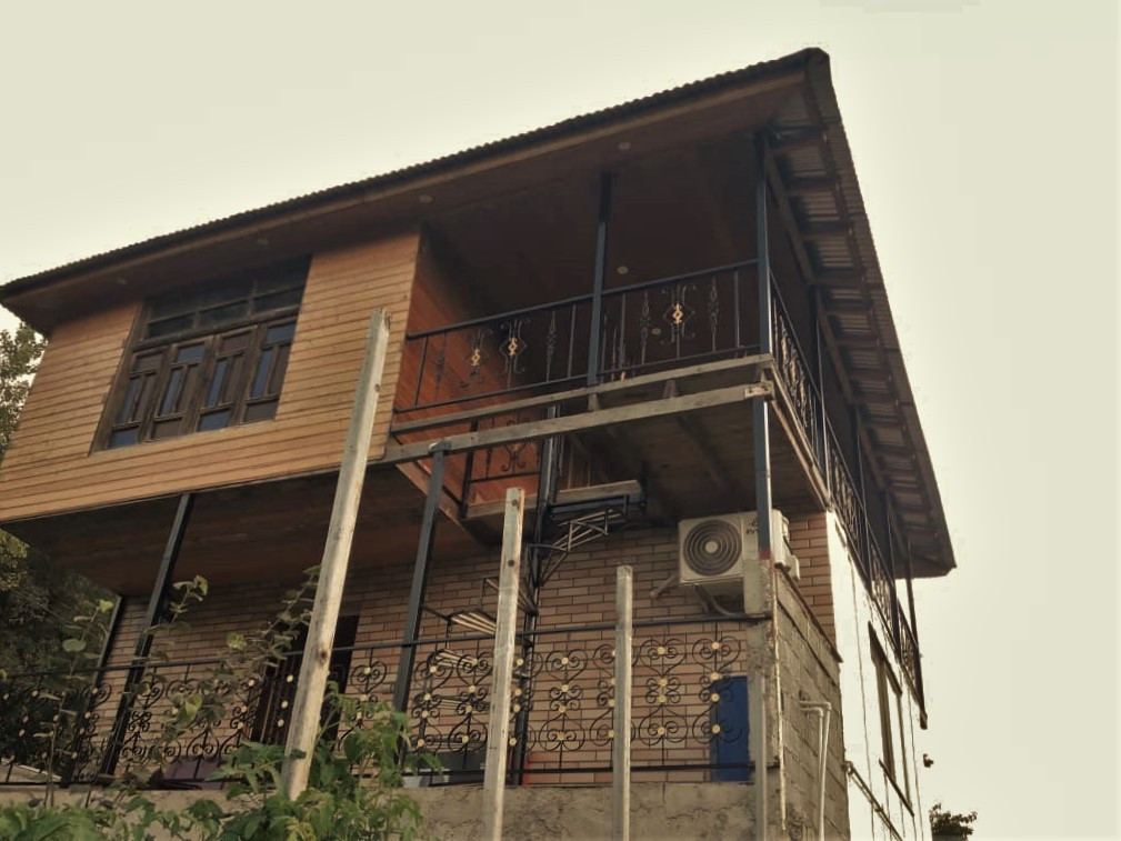 راه‌پله‌های اتصال طبقه همکف به اول