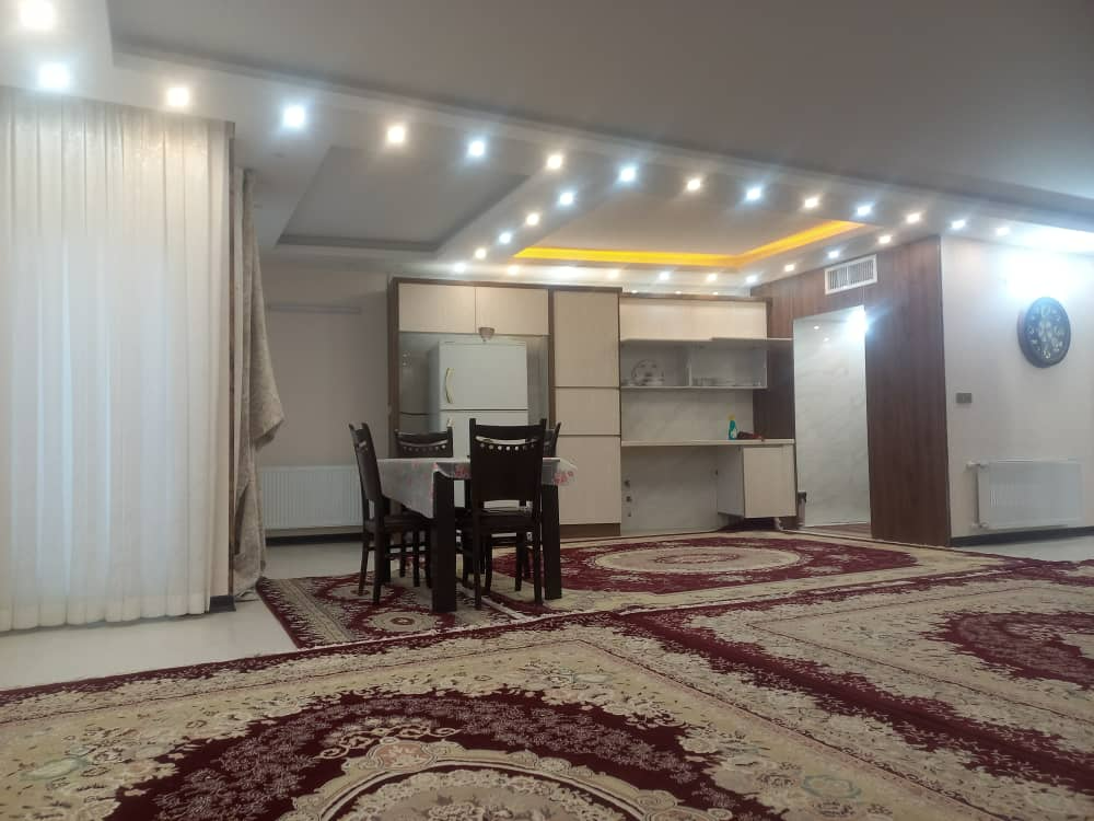 اتاق پذیرایی و آشپزخانه