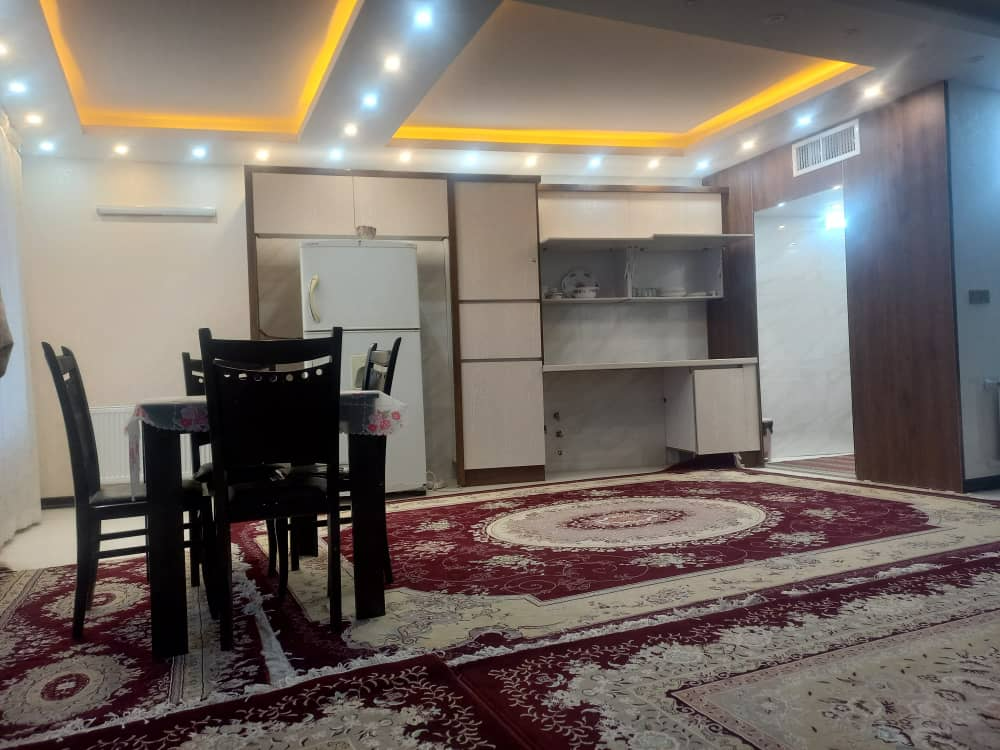 اتاق پذیرایی و آشپزخانه