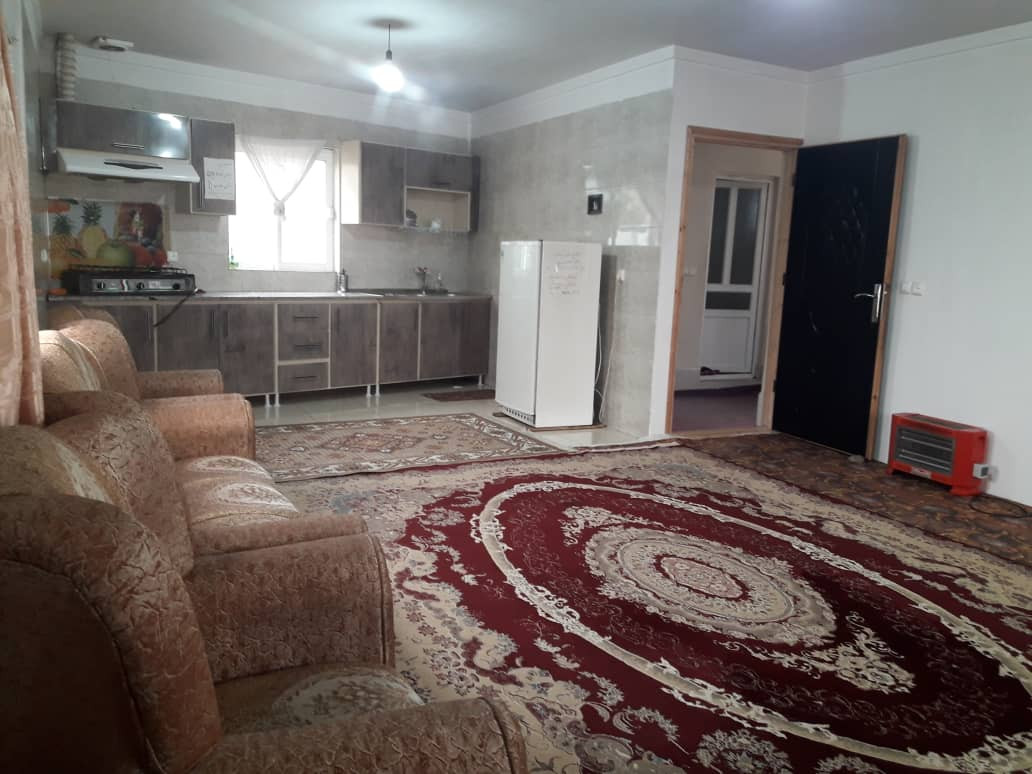 اتاق پذیرایی و آشپزخانه