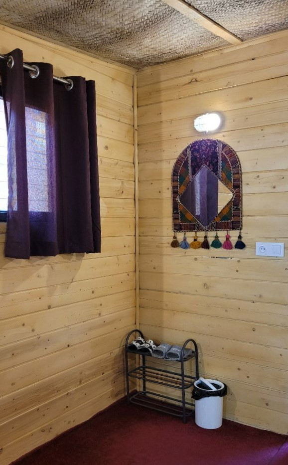 داخل کلبه داخل کلبه