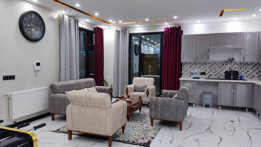 اتاق پذیرایی و آشپزخانه