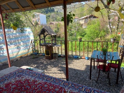 واحد تک خواب تراس‌دار روبه رودخانه