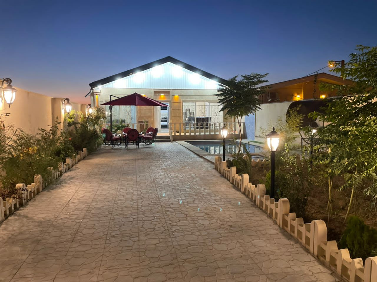 نمای کلی حیاط