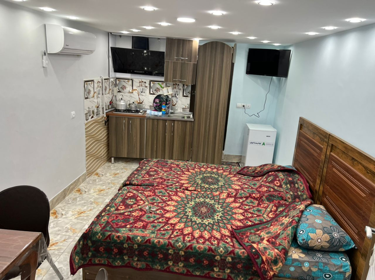 اتاق پذیرایی و آشپزخانه