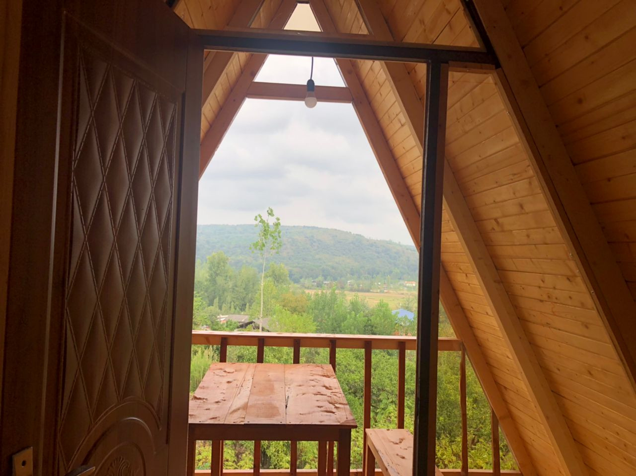 تراس زیبا با ویو کوه و جنگل