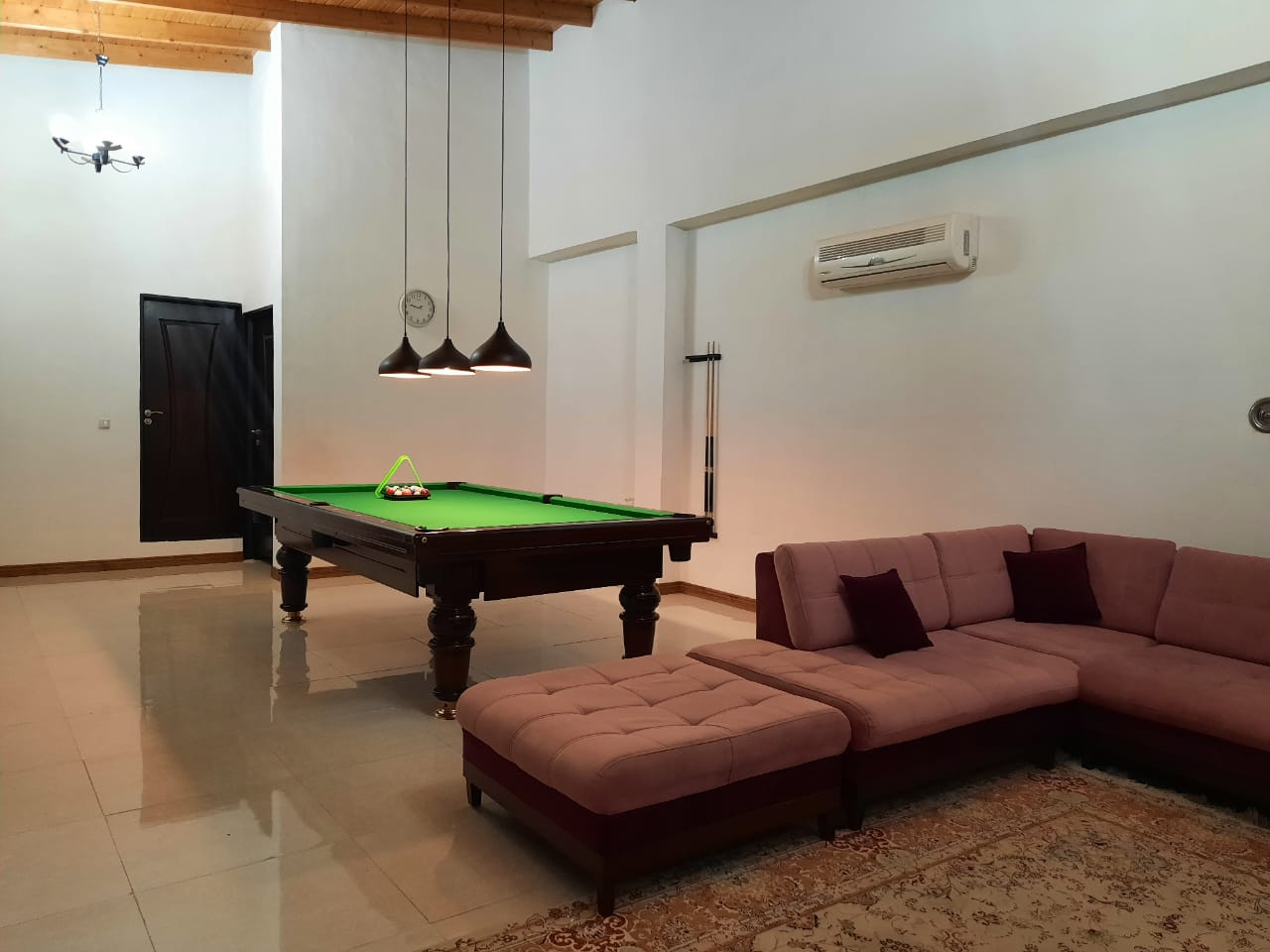 اتاق پذیرایی طبقه اول