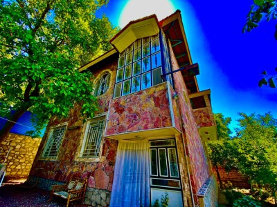 واحدی شیک، دارای تراسی با منظره شهر و کوهستان