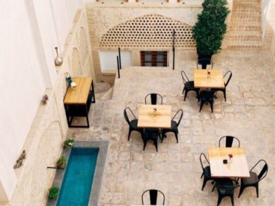 اتاق خواب طلا، ایوان پایین