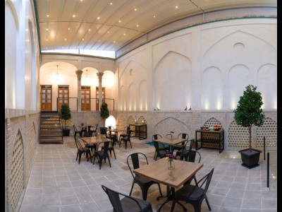 اتاق خواب پروانه، ایوان پایین