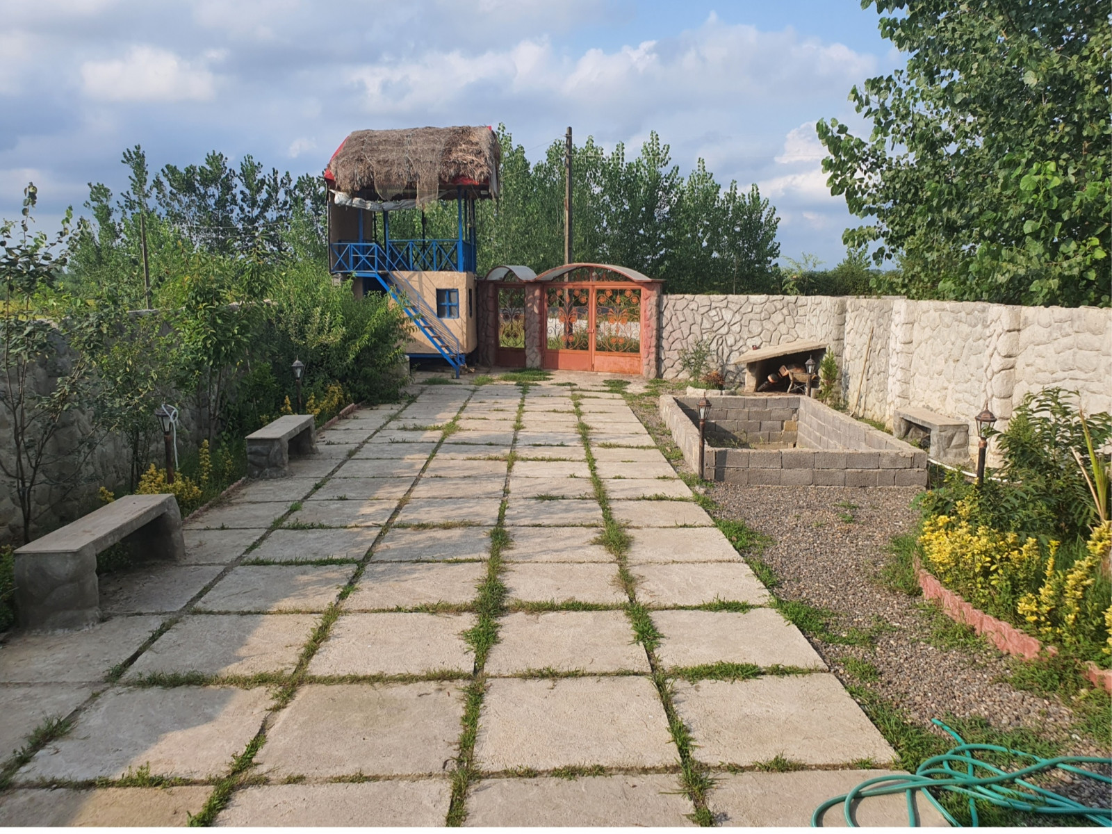 حیاط پشت ویلا