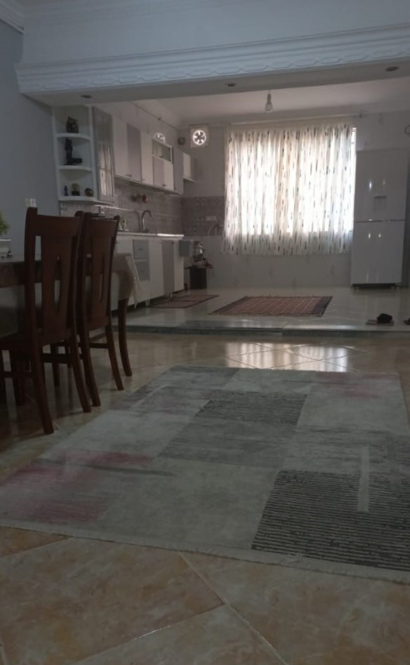 اتاق پذیرایی و آشپزخانه