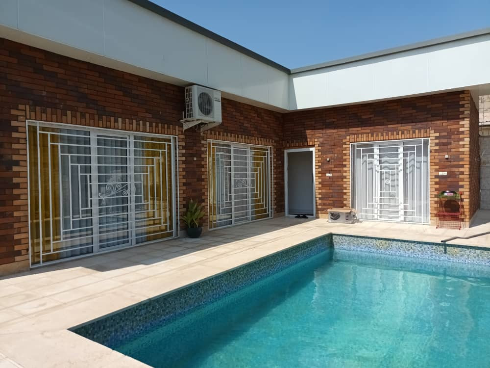 نمای ویلا و حیاط