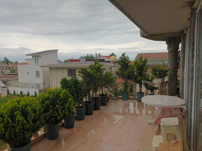 ویلای تریپلکس ساحلی با چشم‌انداز دریا در چمخاله