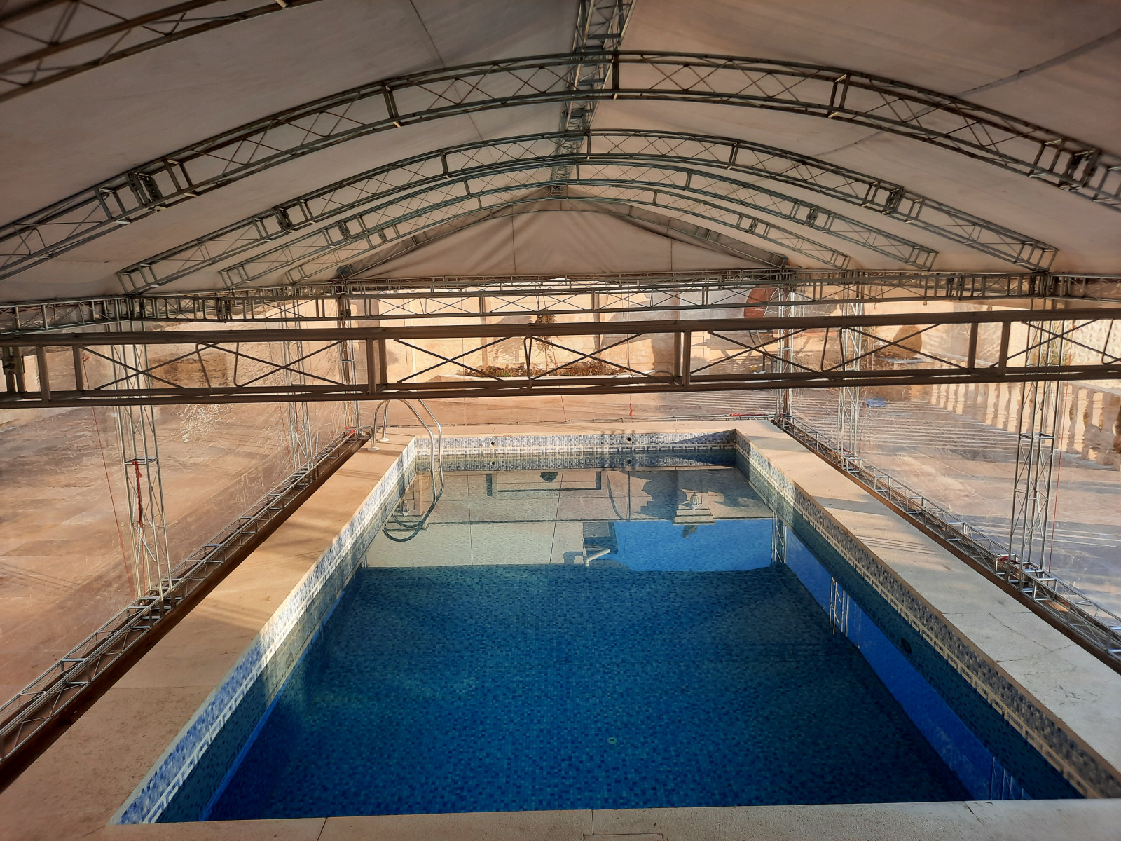 استخر سرپوشیده استخر سرپوشیده