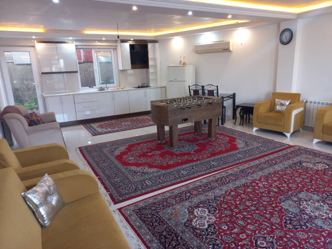 اتاق پذیرایی و آشپزخانه