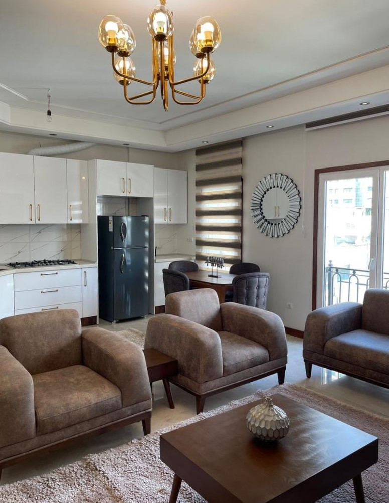 اتاق پذیرایی و آشپزخانه