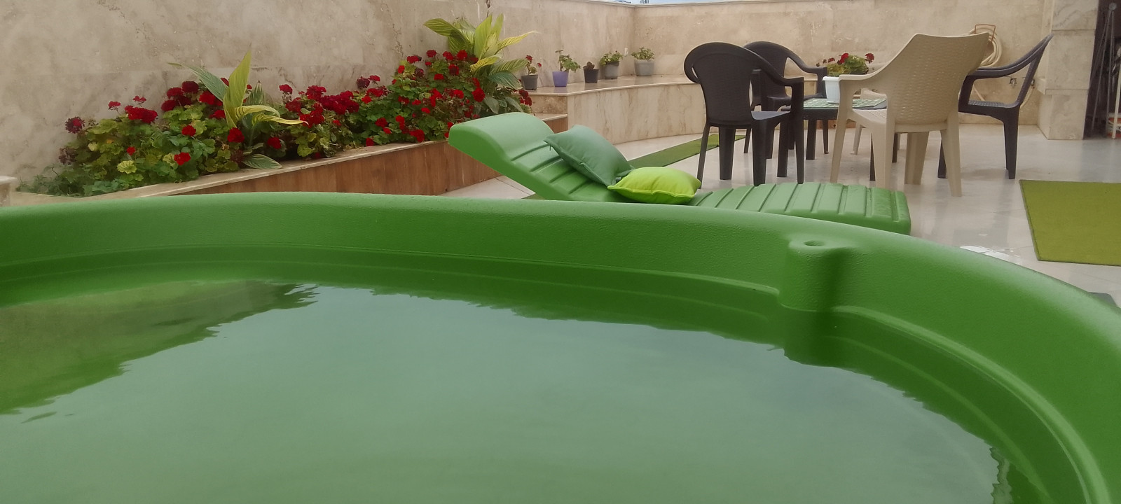 روف گاردن زیبا همراه با استخر و تخت ریلکسی روف گاردن زیبا همراه با استخر و تخت ریلکسی