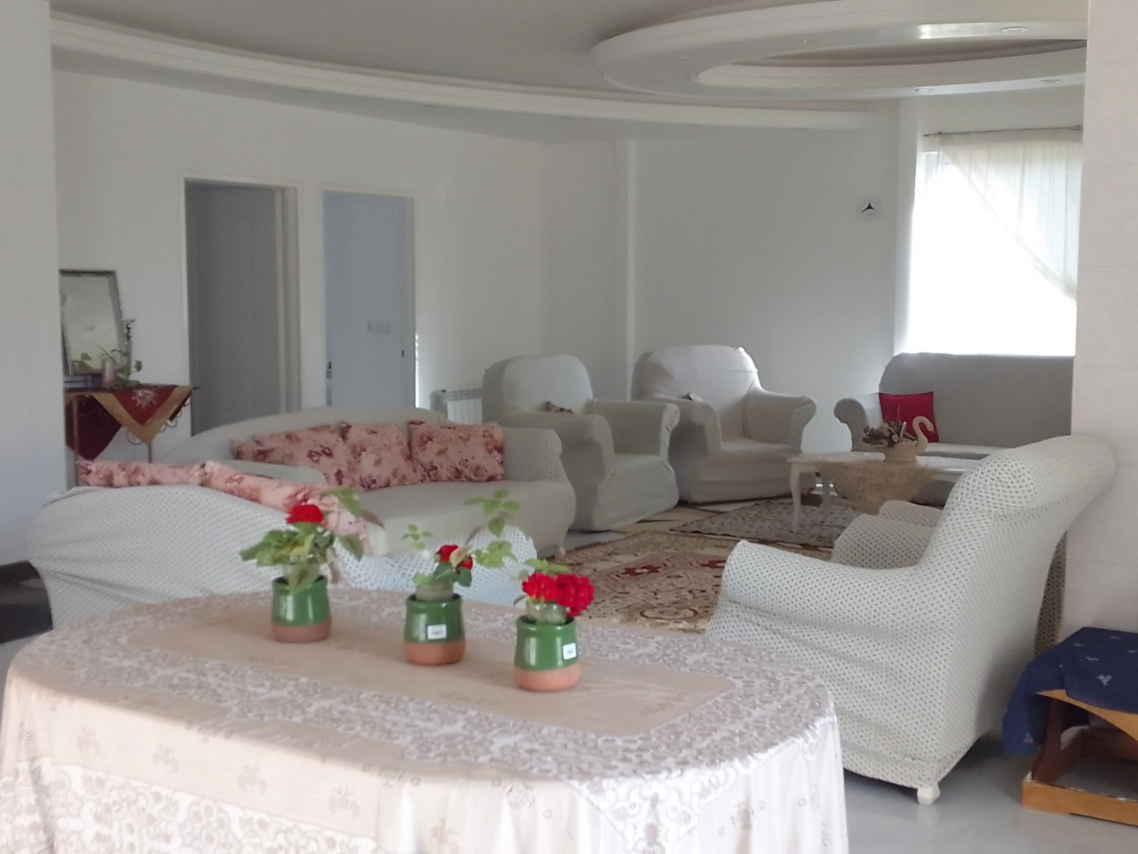 سالن پذیرایی و اتاقها سالن پذیرایی و اتاقها