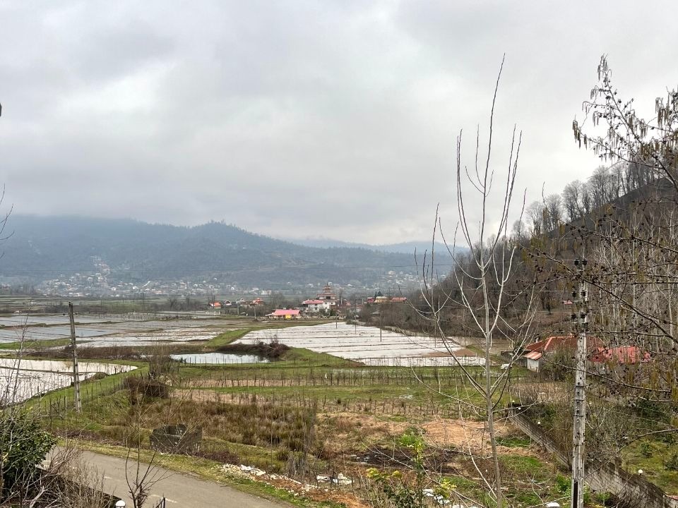 ویو جلوی ساختمان