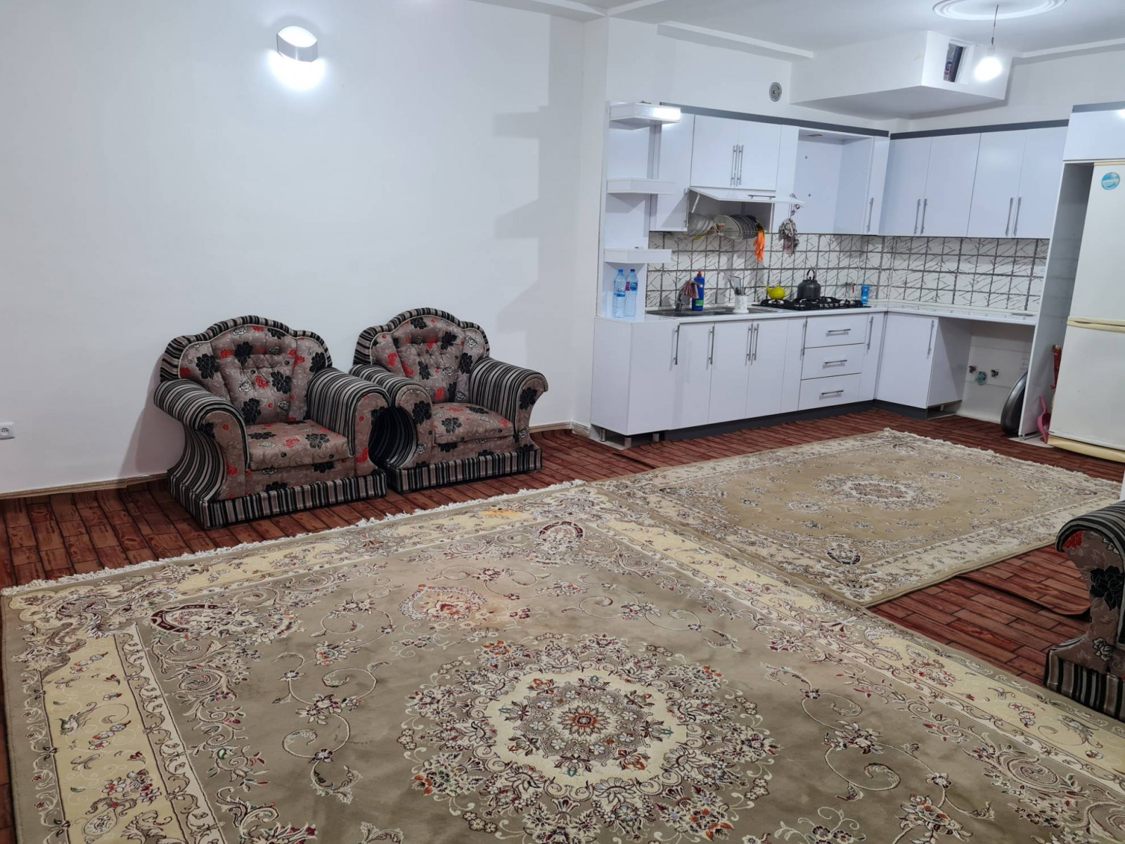 پذیرایی وآشپزخونه