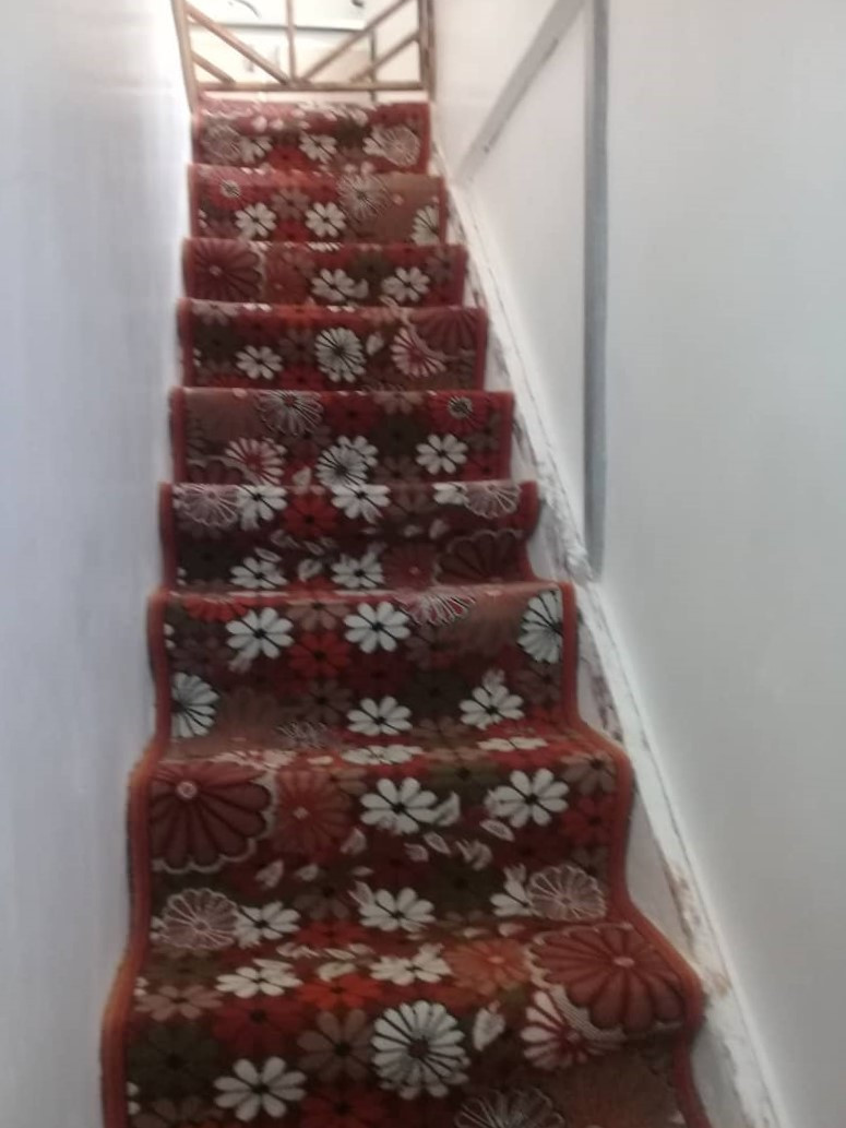 راه پله منتهی به طبقه اول