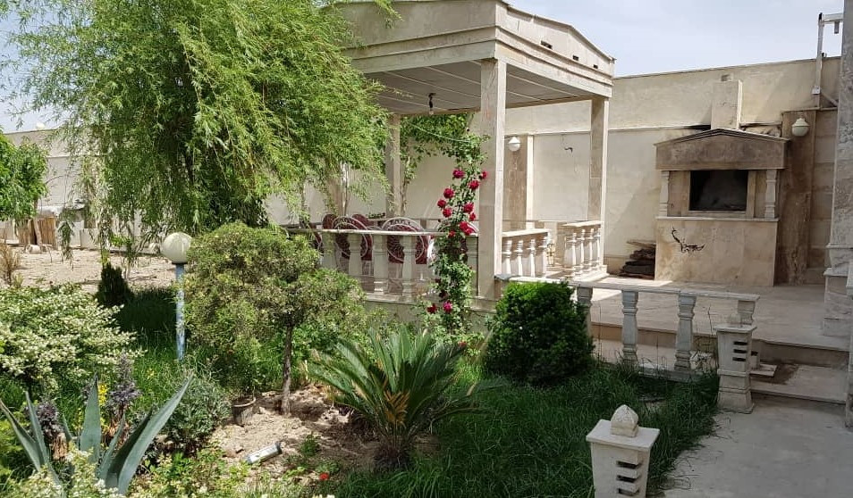 حیاط و آلاچیق