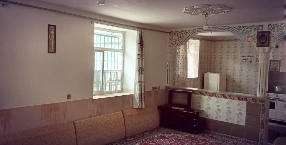 اتاق پذیرایی و آشپزخانه