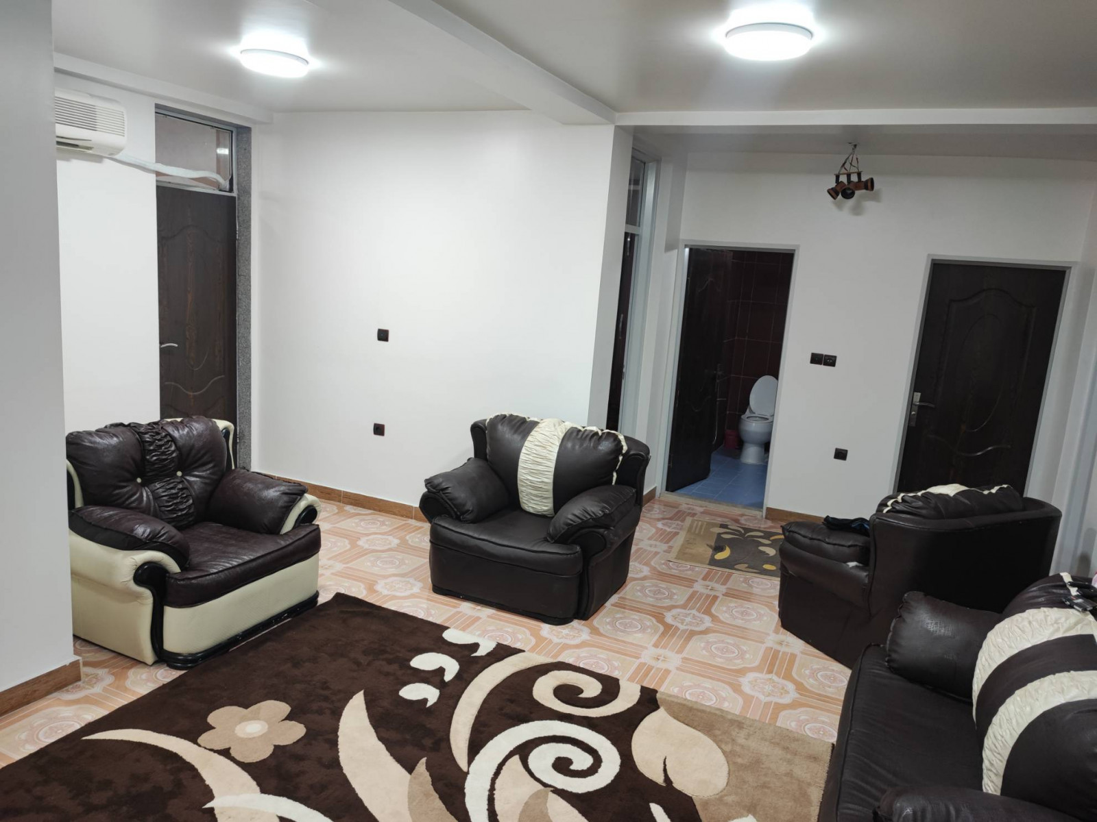 پذیرایی (سرویس وحمام داخل ساختمان) پذیرایی (سرویس وحمام داخل ساختمان)