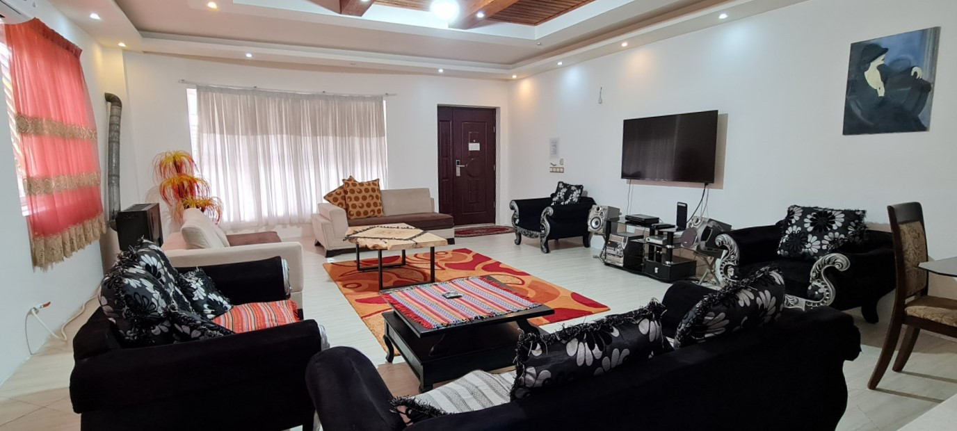 اتاق پذیرایی طبقه همکف