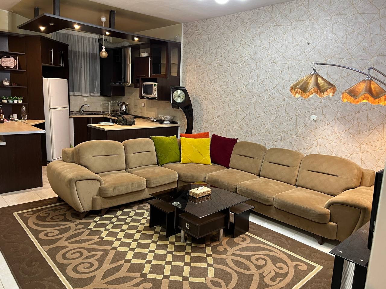 اتاق پذیرایی و آشپزخانه