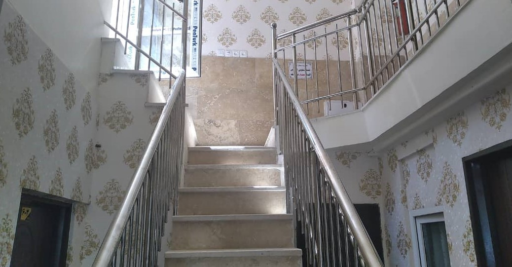 راهپله منتهی به طبقه اول راهپله منتهی به طبقه اول