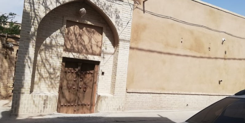 درب ورودی اقامتگاه