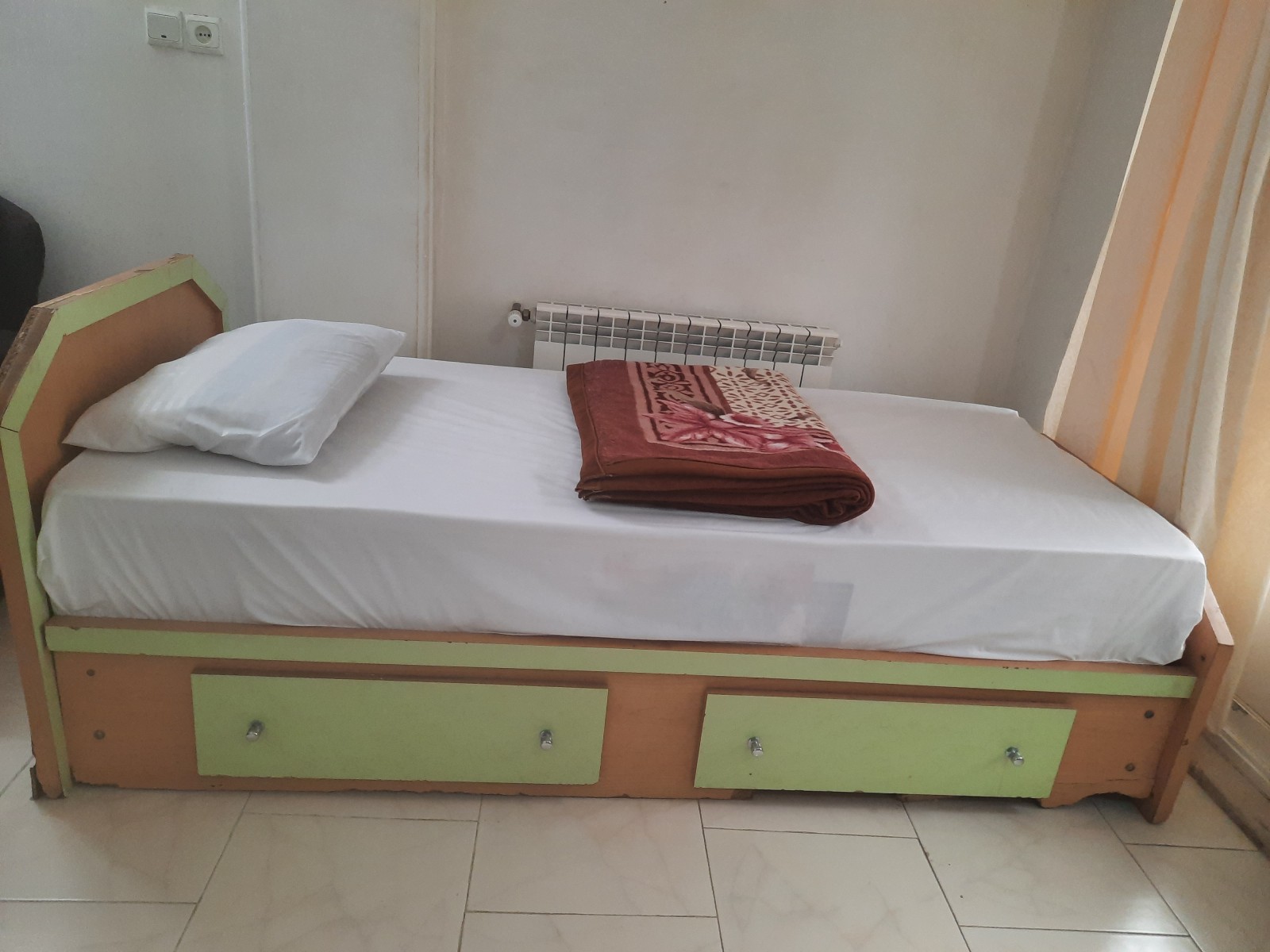 تخت تک نفره داخل پذیرایی تخت تک نفره داخل پذیرایی