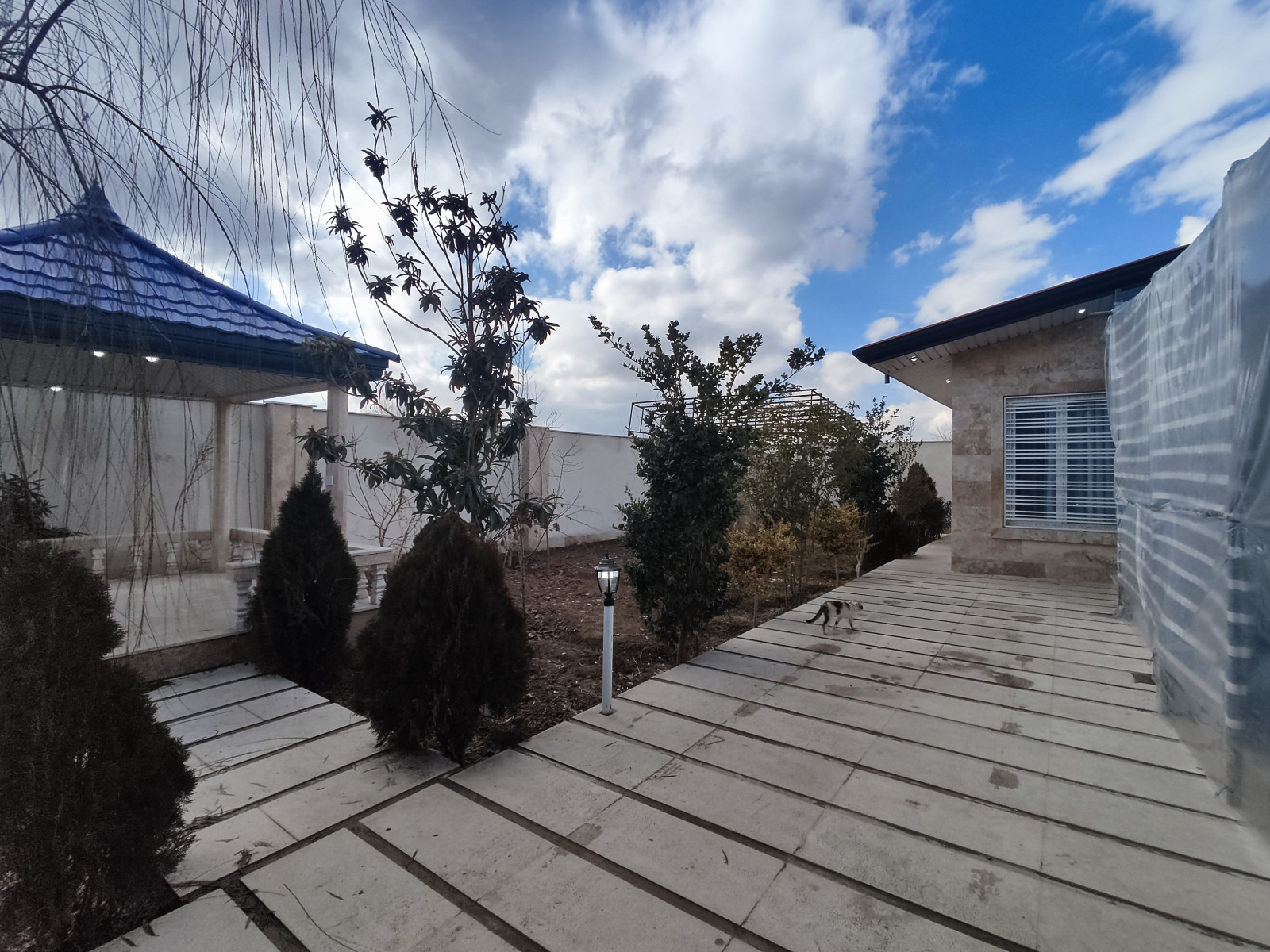 نمای باغچه و حیاط