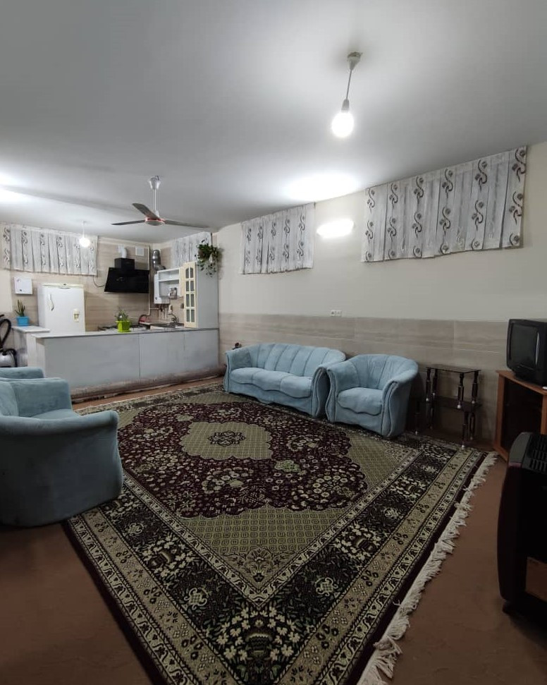 اتاق پذیرایی و آشپزخانه