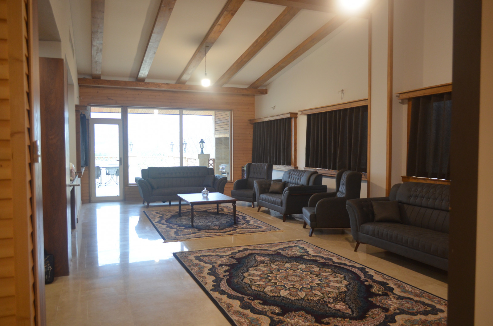 اتاق پذیرایی طبقه همکف