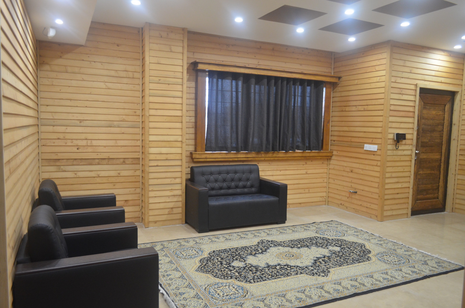 اتاق پذیرایی طبقه اول