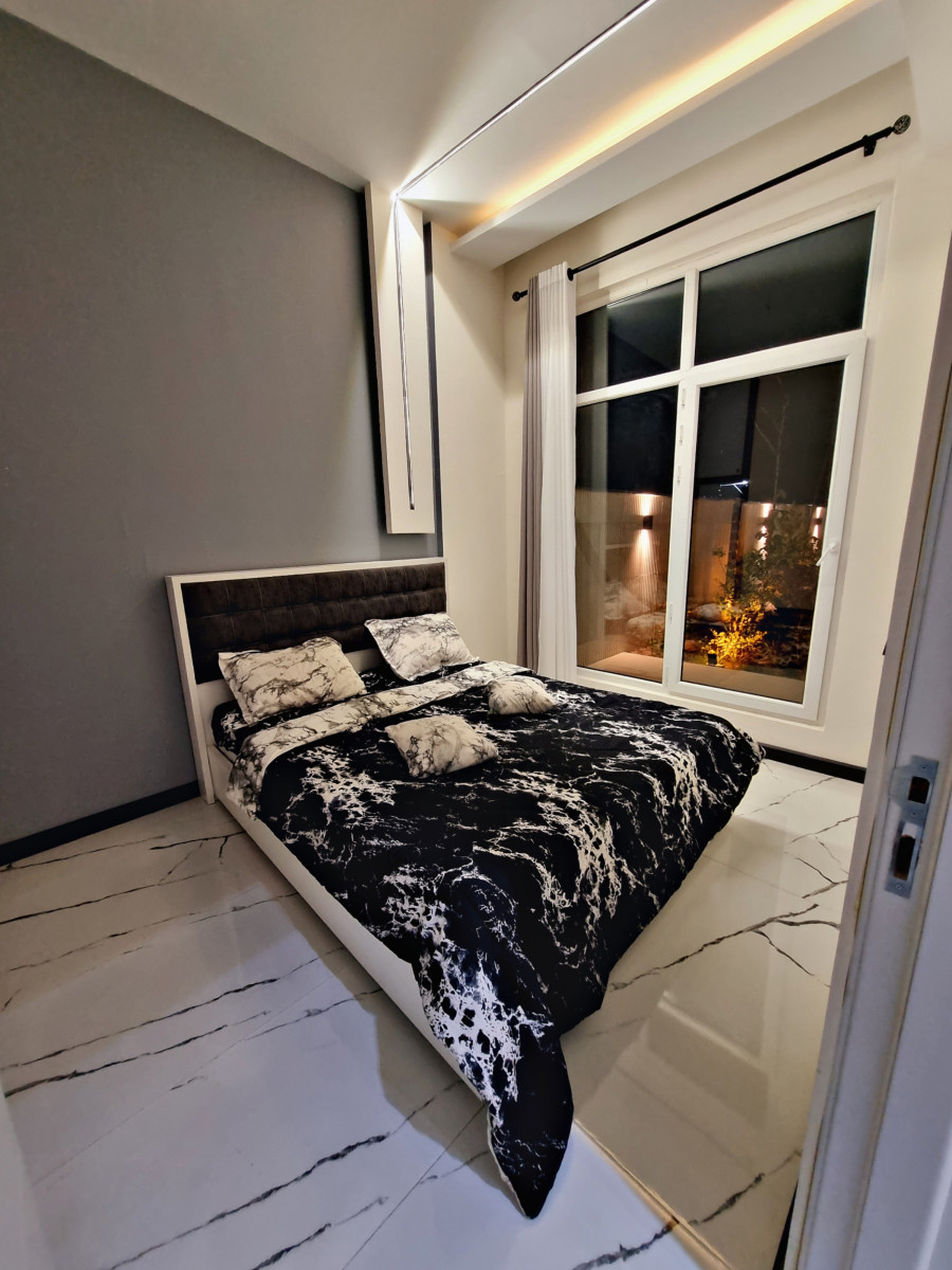 نمای اتاق خواب اول با منظره حیاط