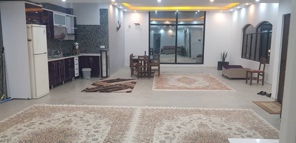 اتاق پذیرایی و آشپزخانه