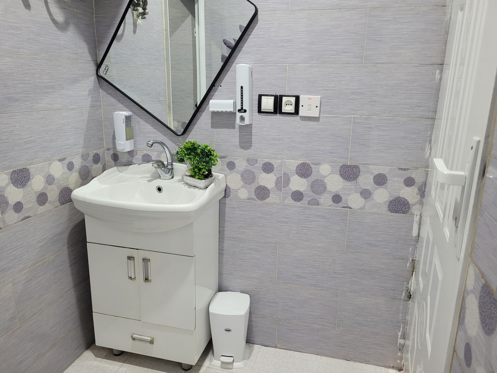 سرویس بهداشتی هال