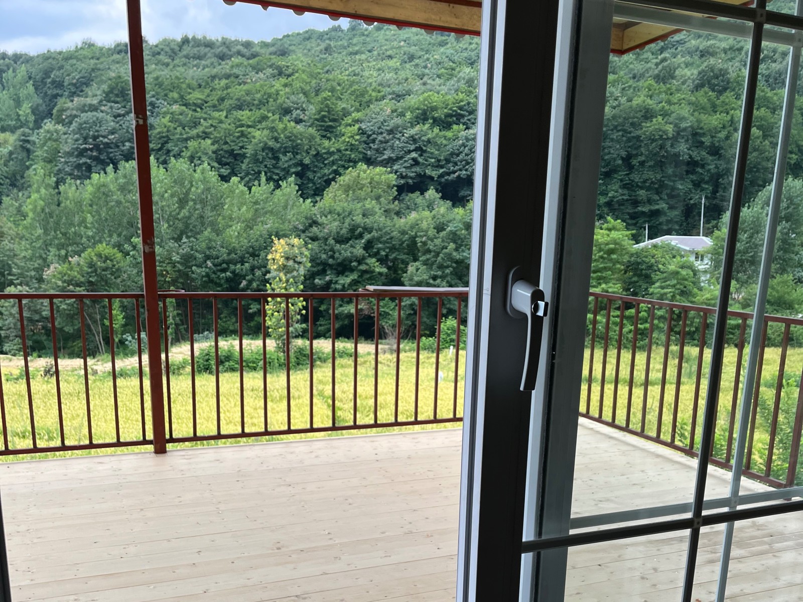 تراس سوم طبقه بالا تراس ۳۰متری پشت ویلا رو به شالیزار